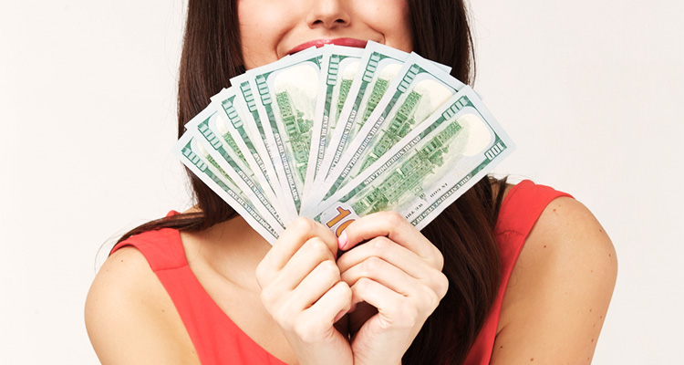 お金を持って喜ぶ女性