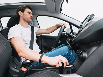 外車を運転するイケメン男性