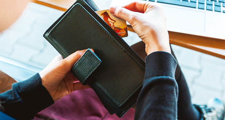 クレジットカード情報を登録する女性キャスト