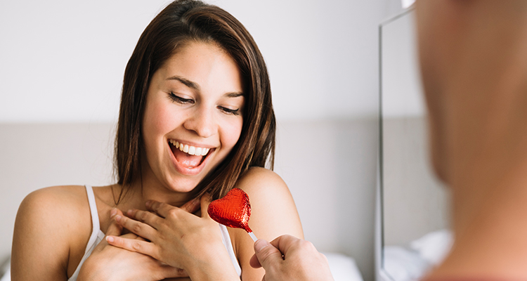 アメをもらって喜ぶパパ活女子