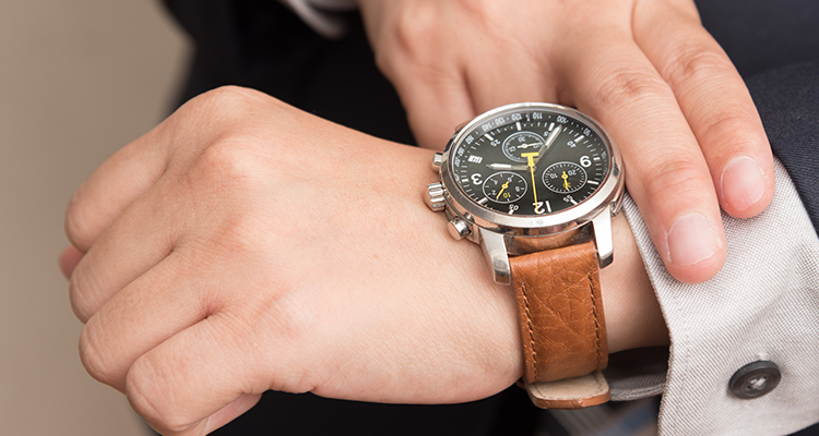 スケジュールに沿って行動する男性