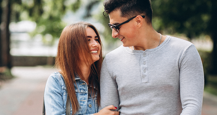 適度な距離感を保っているカップル