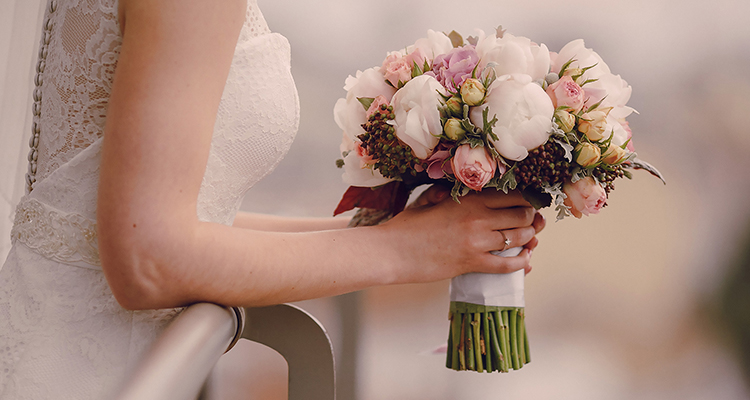 ブーケを持つ花嫁