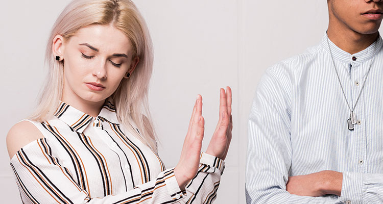 男性の誘いを断る女性