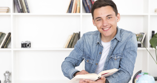 勉強をするママ活男子