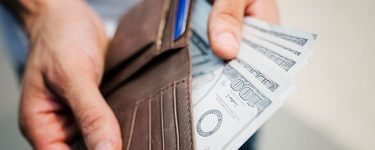 お金が入った財布を持つ男性