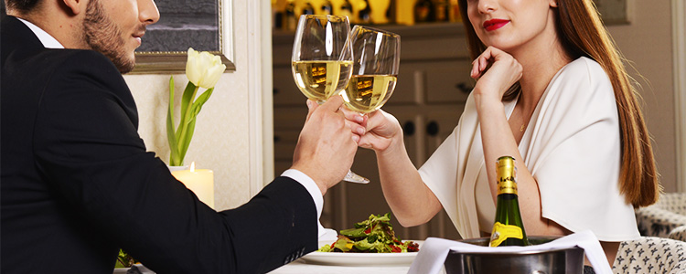 レストランで乾杯するパパ男性とパパ活女子
