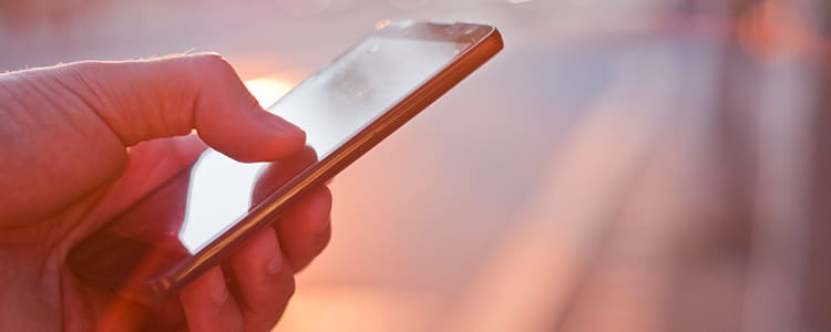妻にバレないようにアプリの設定をする男性