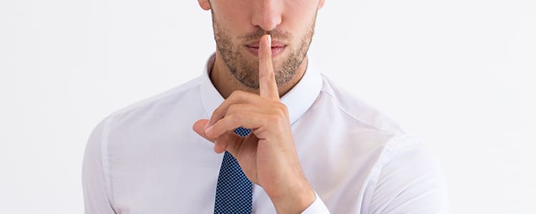 妻に内緒にする男性