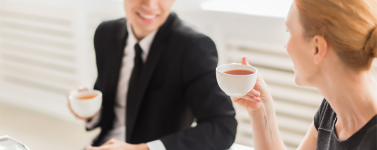 若い20代前半の男性とママ活を楽しむ50代女性